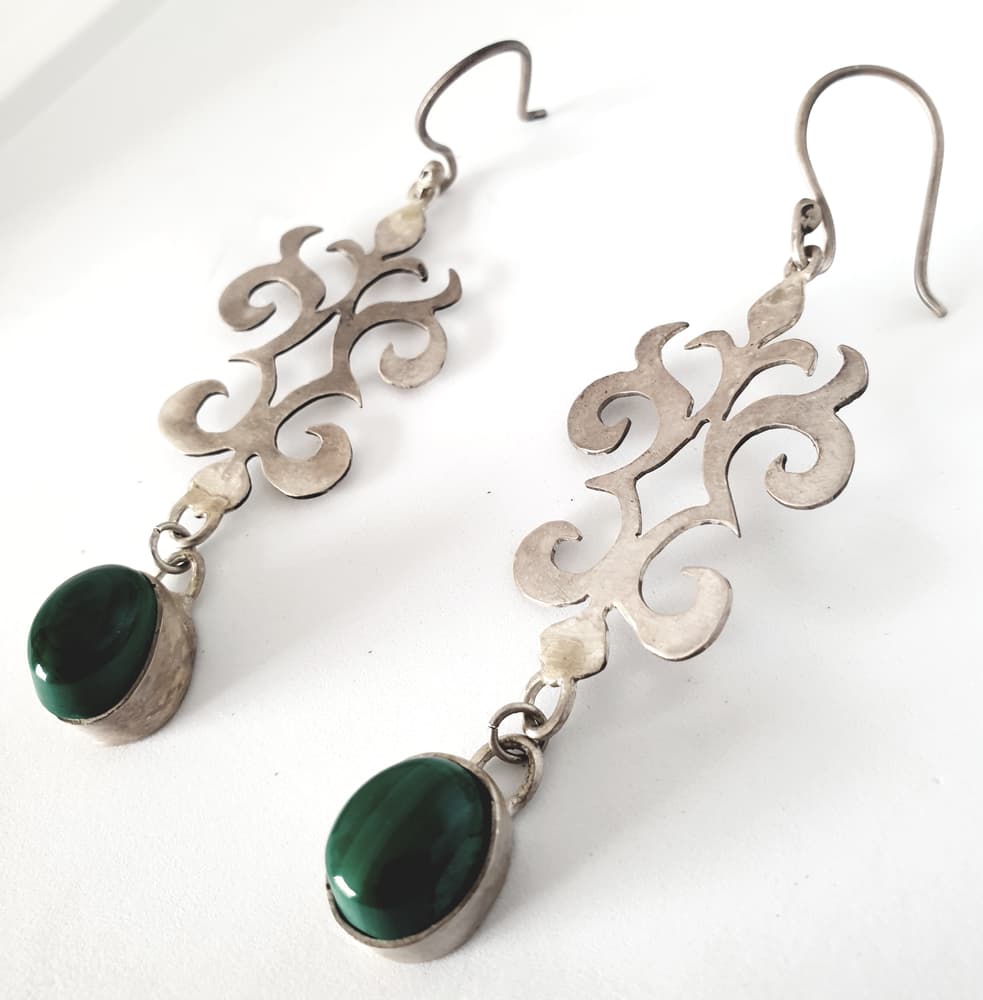 Folkloric silver earring with oval malachite-1