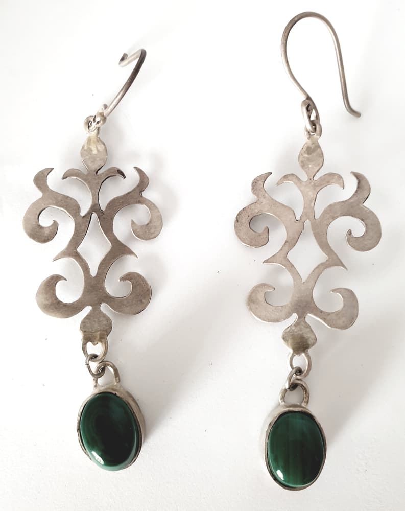 Folkloric silver earring with oval malachite-2
