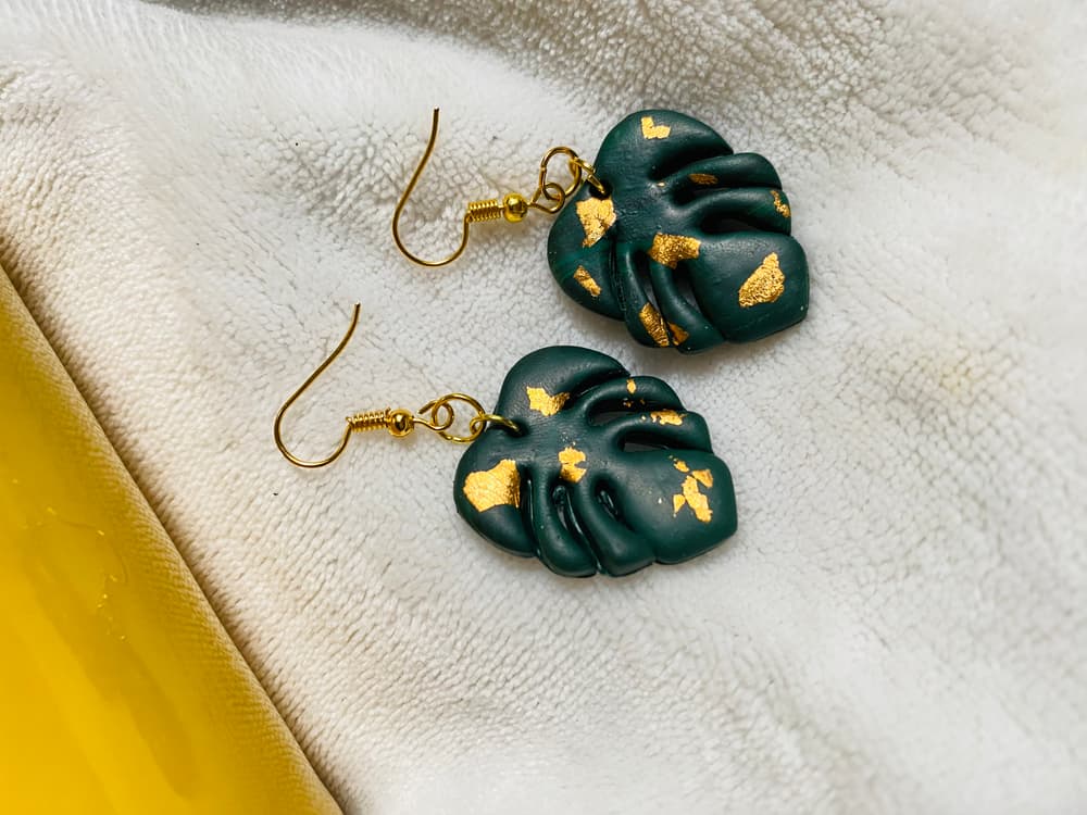 Green leaves and gold details earrings