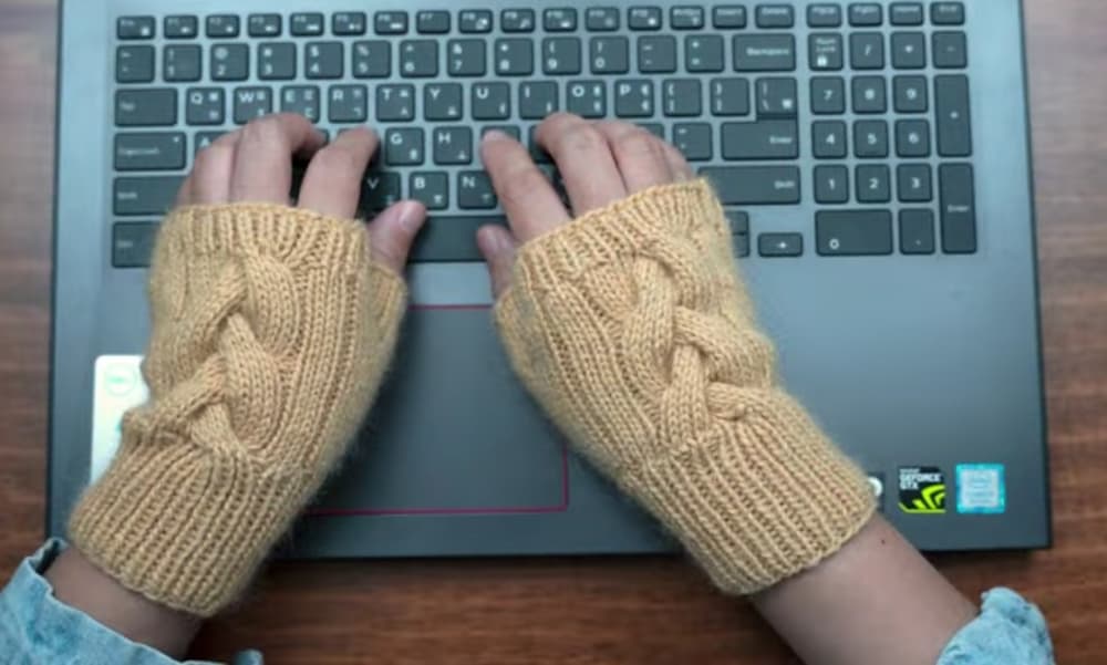 Cables fingerless gloves 