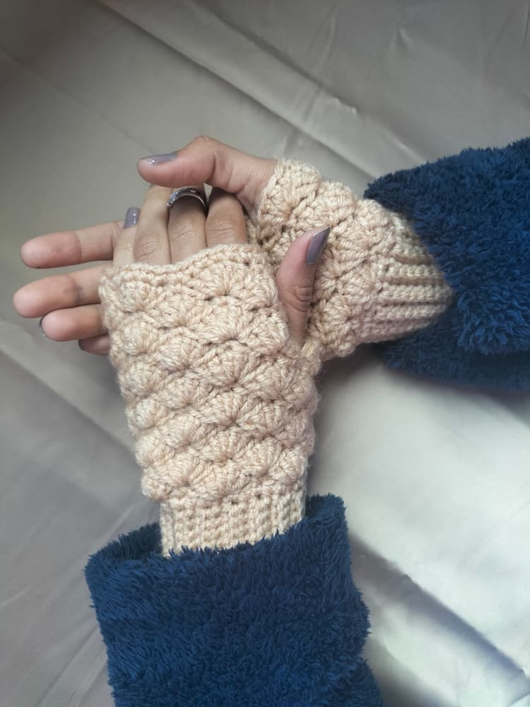 Beige fingerless gloves