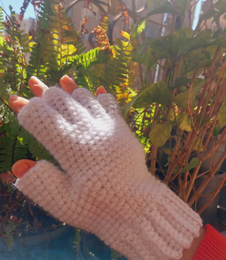 Crochet white half finger gloves 